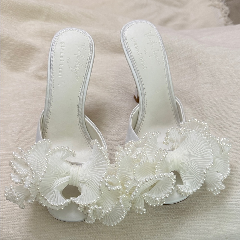 NWOB Gianni Bini x Venita Aspen Harlow Pearl
Bow Dress Sandals